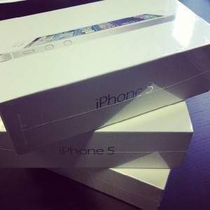 SELLING :BRAND NEW APPLE IPHONE 5 64GB/32GB/16GB FOR JUST 550USD