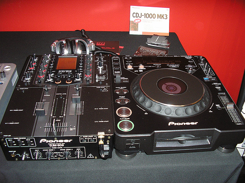 FS: 2x PIONEER CDJ-1000MK3 &amp; 1x DJM-800 MIXER DJ PACKAGE..$1500