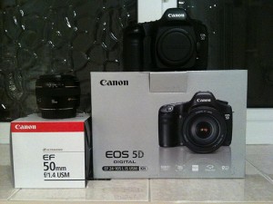 Canon EOS 5D Mark II with 21MP DSLR Camera 24-105mm