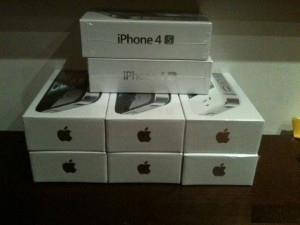 FOR SALE: APPLE IPHONE 4S (16 GB, 32GB, 64GB) WHITE OR BLACK