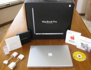 Apple MacBook Pro - Core i7 2.2 GHz - 17? - 4 GB Ram - 750 GB HDD