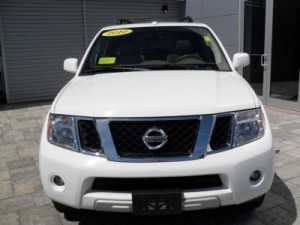 Selling 2010 Nissan Pathfinder LE  $11,000USD