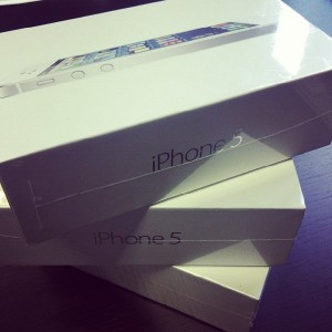SELLING :BRAND NEW APPLE IPHONE 5 64GB/32GB/16GB FOR JUST 550USD