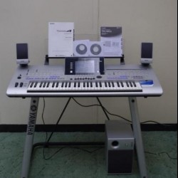 Yamaha Tyros 4 61-Key Arranger Workstation Keyboard w / stand &amp; speakers