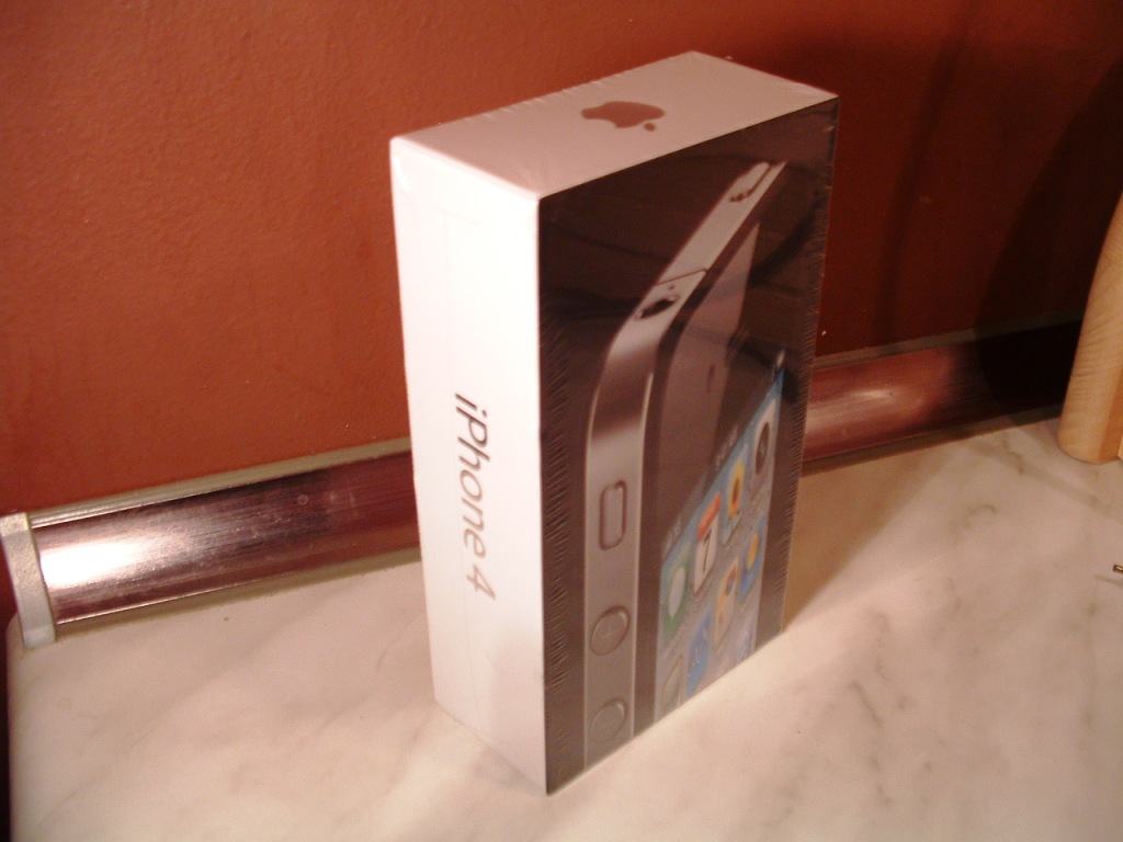 New Year Offer Unlocked :Apple iPhone 4G 32GB / HTC HD 2/ Yamaha Tyros 3 /Blackberry Slider???