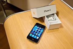 BUY 2 GET 1 FREE OF BRAND NEW UNLOCKED APPLE IPHONE 4G 32GB?