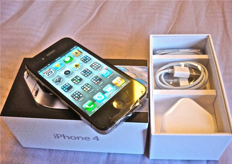 Authentic Brand New iPhone 4 32gb Buy 3 and get 1